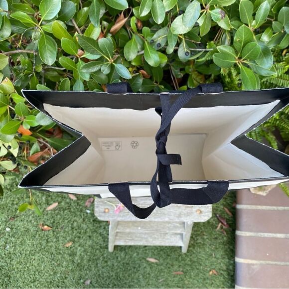 Large Gucci Cream Paper Shopping/Gift Bag. 18" long x 11" wide x 6.25" deep. - Picture 4 of 5